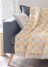 Shoppez Le Plaid Douillet Qu Il Vous Faut Pour Votre Canape Salon Gris Et Jaune Deco Gris Mobilier De Salon