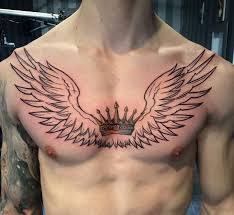 1001 Coole Und Inspirierende Flugel Tattoo Designs Und Ihre Beudetungen Brusttattoos Fur Manner Gedenk Tattoo Tattoo Krone