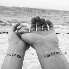 50 Kleine Partner Tattoos Romantische Ideen Fur Ein Partnertattoo Hochzeit Tatowierungen Romische Zahlen Tattoo Und Tattoos Romische Zahlen