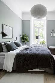 Deco De Chambre Moderne Avec Grand Lit Et Accessoires En Finition Noir Mate Couleur Vert En 2020 Decoration Chambre Gris Peinture Vert De Gris Chambre Parentale Grise