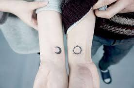 Partner Tattoo Sonne Mond Am Arm Klein Schwarz Tattoos Die Sich Ergaenzen Liebespartner Coole Tattoos Paar Tattoos Paar Tattoo