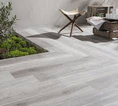 Du Carrelage Gris Effet Bois Pour La Terrasse Carrelage Terrasse Carrelage Exterieur Pose Carrelage Exterieur