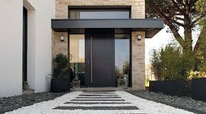 Une Maison Remarquable En Centre Ville Belle Entree Design Avec Porte D Entree Avec Barre De Tirage Maisonlumineus En 2020 Villa Maison De Ville