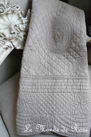 Couvre Lit Boutis Decoration Rideaux Rideau Voilages Stores Brise Bise Cantonniere Rideaux Lin Monogramme Linge Bro Grey Decor Whole Cloth Quilts Classy Rooms