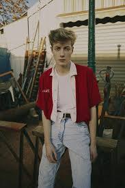 Typischer 80er Look Fur Manner Rotes Hemd Mit Weissem T Shirt Gewaschene Jeans Topierte Haare 80er Kleidung 80er Mode 80er Jahre Kleidung