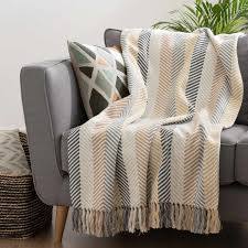 Jete En Coton Multicolore Motifs Chevrons 160x210 Sur Maisons Du Monde Piochez Parmi Nos Meubles Et O Idee Deco Canape Marron Jete De Canape Deco Ameublement