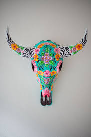 Deco Mexicaine L Amerique Latine Dans Votre Salon Painted Cow Skulls Deer Skull Art Cow Skull Art