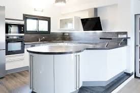 Cuisine Sur Mesure Equipee Avec Ilot Central Design Et Hotte Aspirante Inclinee Cuisine Moderne Cuisine En U Amenagement Cuisine