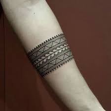 Armband Tattoo 60 Super Ideen Fur Ein Perfektes Armband Tattoo Beste Tattoo Ideen In 2020 Arm Band Tattoo Band Tattoo Designs Maori Tattoo