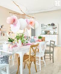 Papierkugeln Und Pompoms Eignen Sich Hervorragend Um Sie Von Der Decke Oder Einem Ast Zu Hangen Hochzeit Deko Ide Deko Ideen Hochzeit Zuhause Papierkugeln