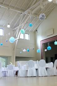 Seidenpapier Pompons In Den Hochzeitsfarben Baumeln Von Der Decke Herab Sie Geben Dem Saal Eine Festli Hochzeitsfarben Hochzeitsdekoration Dekoration Hochzeit