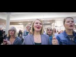 Gospel Weihnachts Flashmob Im Einkaufszentrum Ruhrt Altere Dame Zu Tranen By Chris Lass Youtube Altere Dame Chor Einkaufszentrum