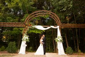 This Rustic Altar At The Grande In Kennesaw Georgia Was Gorgeous This Venue Is Right Near Us And We Are So Glad To Have Gotte Rustic Elegance Wedding Venues