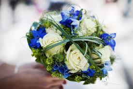 Der Brautstrauss Ein Blumiger Begleiter Fur Die Braut Braut Org Blumenstrauss Hochzeit Blumen Fur Hochzeit Hochzeit Strauss