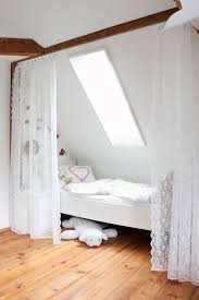 Bett Unter Der Dachschrage Mit Vorhang Leicht Abzutrennen Schlafzimmer Inspirationen Zimmer Kleinkind Madchen Zimmer