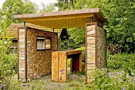 Totholz Im Garten Holzstapel Wildbienenschutz Und Naturgarten Holzwand Garten Holzstapel Naturgarten