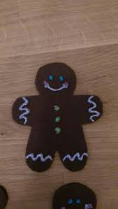 Lustiger Lebkuchenmann Aus Filz Und Glitzerkleber Fur Den Tannenbaum Als Fensterdeko Oder Einfach Basteln Weihnachten Fensterdeko Basteln Basteln Mit Kindern