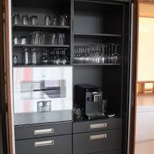 Next 125 Insel In Keramik Mit Keramikfronten Hochschraenke In Furnier Mit Beleuchteter Glasruckwand Kuchen Konzept In Glasruckwand Kuche Kuche Diner Kuche