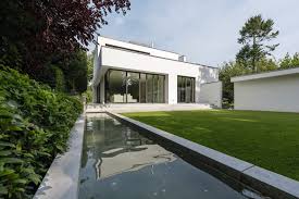 Ruhig Gelegenen Villa In Munchen Grunwald Mit Extravagantem Pool Gartengestaltung Haus Und Garten Einfache Gartengestaltung