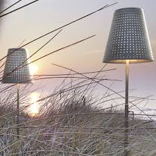Charakteristische Lampe Fur Draussen In 2020 Aussenleuchten Aussenboden Landschaftsbeleuchtung