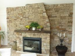 Wandverblender Aus Naturstein An Einer Kaminwand Mit Leiste Vasen Darauf Steinwand Steinwand Wohnzimmer Kamin Wand