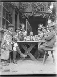 Goessl Am Grundlsee Vor Dem Wirtshaus Am Sonntag Um 1920 Quelle Onb Mautner Mit Bildern Es War Einmal Osterreich Anno