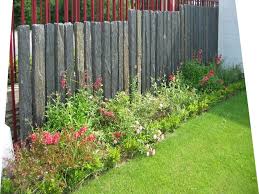 Les Piquets D Ardoise Sont Utilises En Palissade Brise Vue Allee De Jardin Bordure Ils Sont Realises Par Fendage Amenagement Jardin Jardins Cloture Jardin