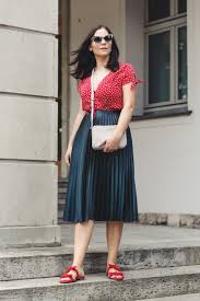 Outfit Ideen Sommer Outfit Mit Wickelkleid Outfit Mit Wickelkleid Faltenrock Kombinieren Sandalen Rotes Kleid Zara H M Stel Wickelkleid Modestil Outfit