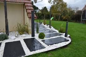 Paillis Et Dalle De Schiste Pour Vos Amenagements Exterieurs Dalle Jardin Amenagement Exterieur Entree De Maison Exterieur