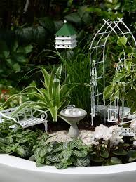 Miniatur Garten Vogelhochzeit Mini Garten Set Weidenbogen Mit Taubenhaus Von Jeremie Miniatures Und Zw Fairy Garden Containers Fairy Garden Miniature Garden