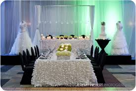 Head Table Layout For Large Wedding Party Bride Groom Best Man And Maid Of Honor On Rais Sweetheart Table Wedding Wedding Party Table Romantic Theme Wedding