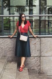 Outfit Ideen Sommer Outfit Mit Wickelkleid Outfit Mit Wickelkleid Pliseerock Kombinieren Faltenrock Kombinieren Sandalen Modestil Wickelkleid Mode Muster