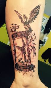 Ich Liebe Mein Erstes Tattoo Es Steht Fur Leben Neubeginn Und Die Hoffnung Das Es Immer In Die Richtige Richtu Hourglass Tattoo Tattoos Small Flower Tattoos