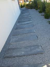 Dalles D Ardoise Et Gravier Gris Cubes Et Terrasses Par Douzou Sur Terrasse Jardin Bois Dalle Jardin Amenagement Jardin