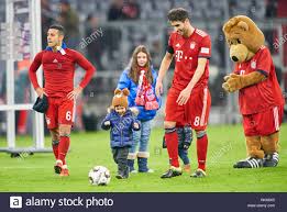 Thiago Alcantara Hijo Gabriel Fcb 6 Con Chaqueta Oscura Javi Martinez Fcb 8 Hijo Luca Chaqueta