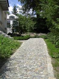 Ein Gartenweg Aus Steckkiesel Ein Einladender Weg Zum Haus Kiesel Naturstein Gartenweg Gartenweg Garten Natursteine