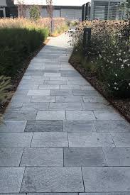 Gehweg Mit Bodenplatten Aus Naturstein Gehweg Bodenplatten Garten