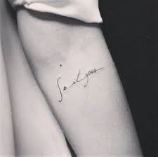 Tattoo Schriften Filigrane Schrift In Der Armbeuge Tattoo Schrift Schrift Tattoos Und Tattoo Schriftzug Arm