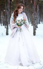 Brautkleid Winter Style Die 13 Schonsten Winter Hochzeitskleider Braut Hochzeit Winterhochzeit