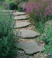 Gartenweg Aus Stein Im Garten Anlegen 15 Interessante Ideen Garten Natursteine Garten Garten Anlegen