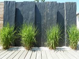 Ces Plaques D Ardoise Habillees De Graminees Graphiques Forment Un Occultant Naturel Qui Peut Etre R Decoration Jardin Exterieur Jardin Contemporain Paysagiste