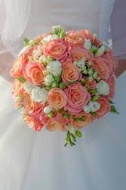 Coral And White Wedding Bouquet Featuring Miss Piggy Roses With Bouvardia Spray White Roses An Buque De Noiva Coral Buques De Casamento Bouquet De Casamento