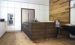 Die Bulthaup B3 Alu Kante Dient Der Kochinsel Als Oberflache Und Wiederholt Sich In Den Fronten Des Grosszugigen Kuhlschrankes D Werkhaus Kuchen Design Kuche