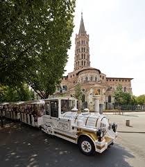 Le Petit Train Touristique De Toulouse Vous Propose Deux Circuits Un Commentaire Special Enfant Et Des Traduction Train Touristique Toulouse Tourisme Toulouse