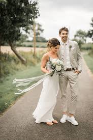 Beiger Brautigamanzug Mit 7 8 Hose Und Sneakers Im Boho Stil Beiger Boho Brautigamanzug Eukalypt In 2020 Anzug Hochzeit Hochzeit Brautigam Anzuge Brautigam Anzug