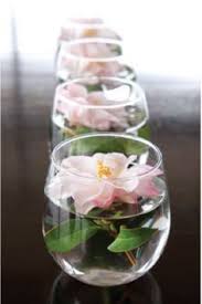 Cute Wedding Vase Flower Idea Perfect For A Cheap Wedding On A Budget Use These At Your Next Event At Simple Centerpieces Wedding Centerpieces Wedding Table