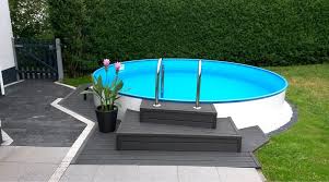 Ein Kleiner Pool Im Garten Die Perfekte Moglichkeit Fur Eine Abkuhlung Bei Tropischen Temperaturen Pool Im Garten Gartenpools Kleiner Garten