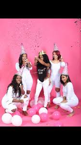 19th Birthday Photoshoot Ideas With Friends Pin By Vunna Jennings On Photo Shoot Birthday Photoshoot 21st Birthday Photoshoot Birthday Girl Outfit