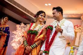 White Nauvari Saree Bridal In 2020 Nauvari Saree Jeans Outfit Spring Buddhist Wedding