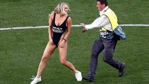 La Rubia De La Champions League Quien Es Kinsey Wolanski La Chica Que Invadio La Cancha En La Final Goal Com